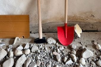 Pelle et massette sur chantier